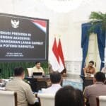 Prabowo Subianto saat membahas pengelolaan gambut dan pencegahan karhutla bersama akademisi di Istana Merdeka.