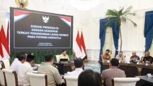 Prabowo Subianto saat membahas pengelolaan gambut dan pencegahan karhutla bersama akademisi di Istana Merdeka.