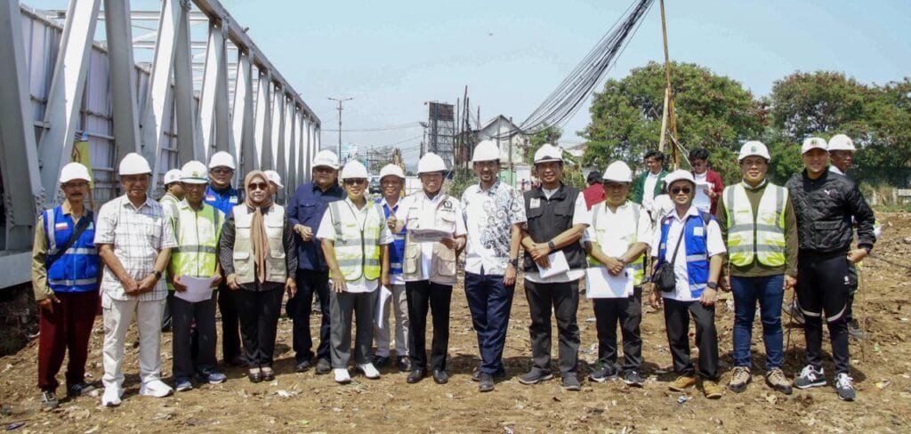 Prasetyawati bersama jajaran Komisi IV DPRD Jawa Barat saat meninjau Jembatan Geulis Citarum.