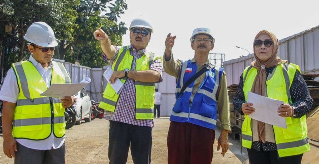 Prasetyawati memantau progres pembangunan Jembatan Geulis Citarum bersama Komisi IV DPRD Jawa Barat.