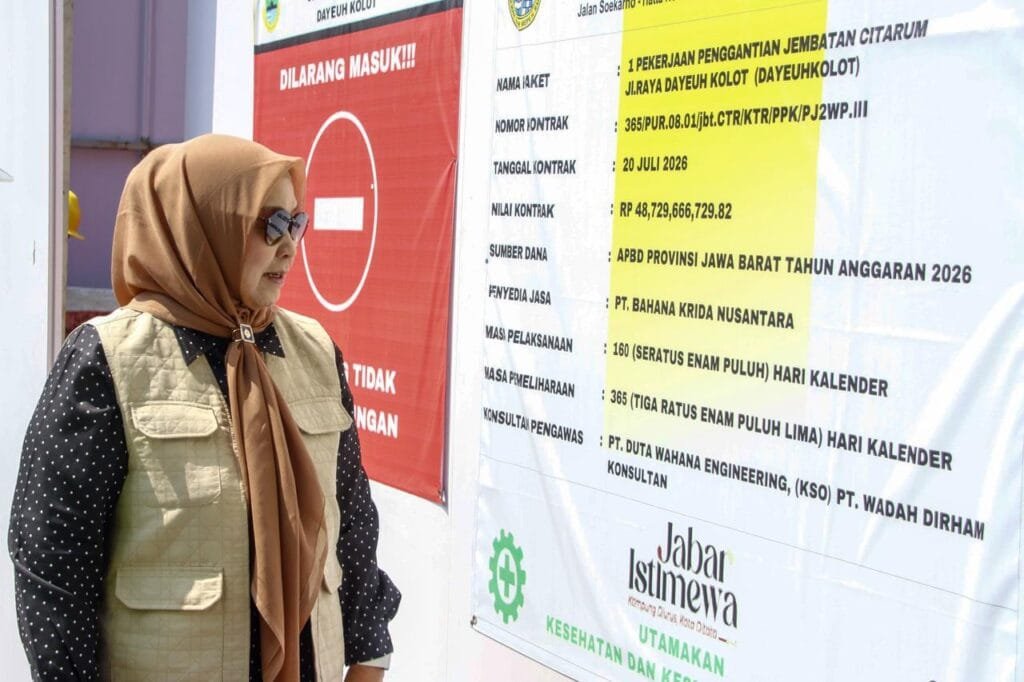 Prasetyawati meninjau pembangunan Jembatan Geulis Citarum di Dayeuhkolot, Kabupaten Bandung.