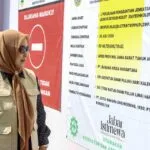 Prasetyawati meninjau pembangunan Jembatan Geulis Citarum di Dayeuhkolot, Kabupaten Bandung.