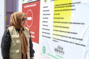 Prasetyawati meninjau pembangunan Jembatan Geulis Citarum di Dayeuhkolot, Kabupaten Bandung.