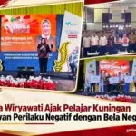 Tina Wiryawati saat memberikan pembekalan bela negara kepada pelajar SMK di Kuningan.