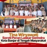Tina Wiryawati memberikan pembinaan kepada Laskar Gerindra Kota Banjar dalam kegiatan pengawasan penyelenggaraan pemerintahan.