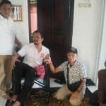 Toto Tohari memberikan bantuan kursi roda kepada warga Desa Babakanmulya Kuningan
