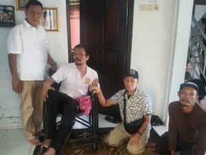 Toto Tohari memberikan bantuan kursi roda kepada warga Desa Babakanmulya Kuningan