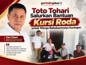 Toto Tohari memberikan bantuan kursi roda kepada warga Desa Babakanmulya Kuningan