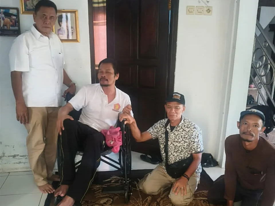 Toto Tohari memberikan bantuan kursi roda kepada warga Desa Babakanmulya Kuningan