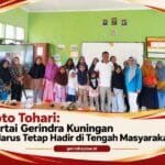 Toto Tohari bersama masyarakat dalam kegiatan santunan anak yatim dan lansia di Desa Citapen Kuningan.