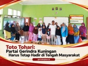 Toto Tohari bersama masyarakat dalam kegiatan santunan anak yatim dan lansia di Desa Citapen Kuningan.