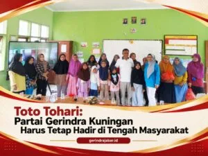 Toto Tohari bersama masyarakat dalam kegiatan santunan anak yatim dan lansia di Desa Citapen Kuningan.
