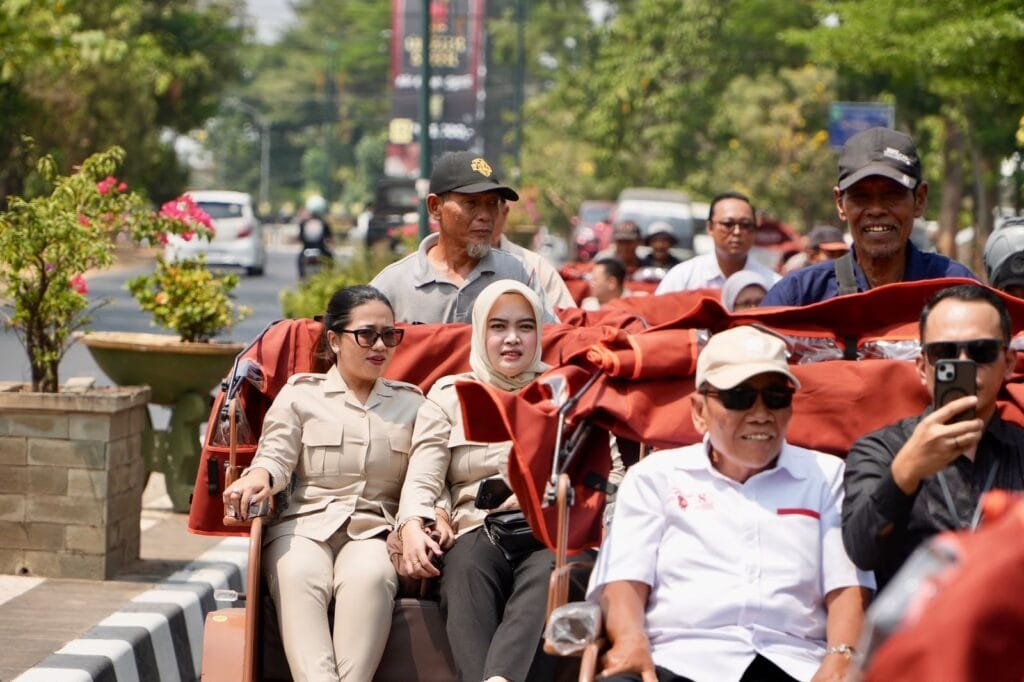 Anggota DPRD Subang hadiri pembagian bantuan Presiden Prabowo berupa becak listrik.