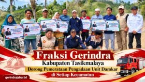 Penyaluran bantuan kepada warga terdampak kebakaran di Kecamatan Bojonggambir, Kabupaten Tasikmalaya