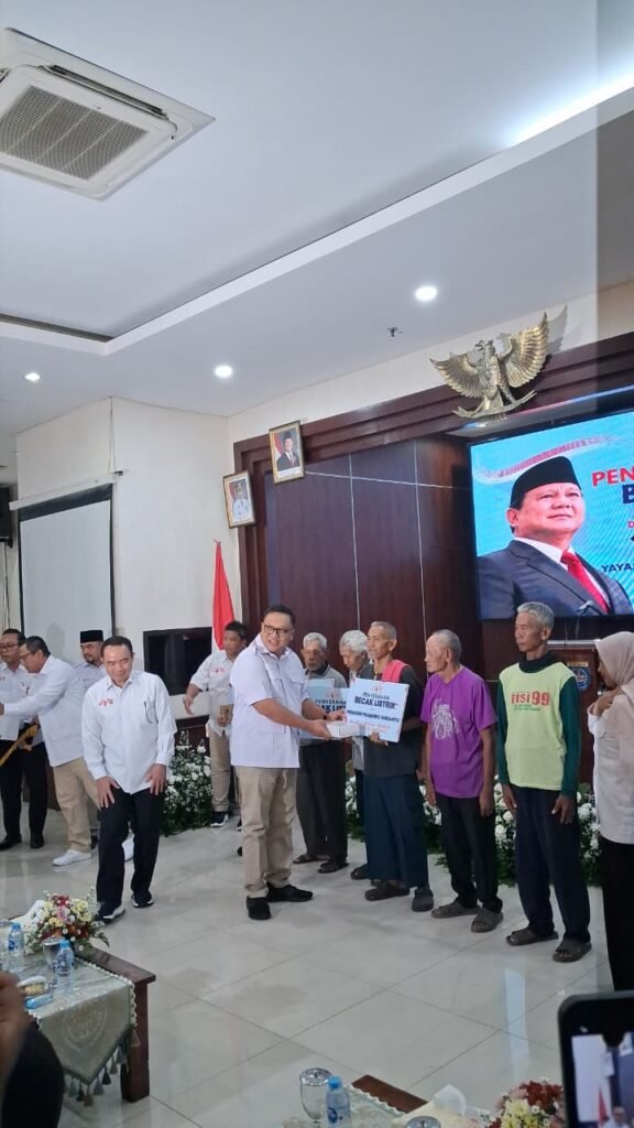 Pradi Supriatna Hadiri Penyaluran Becak Listrik dan Tablet Pintar di Depok