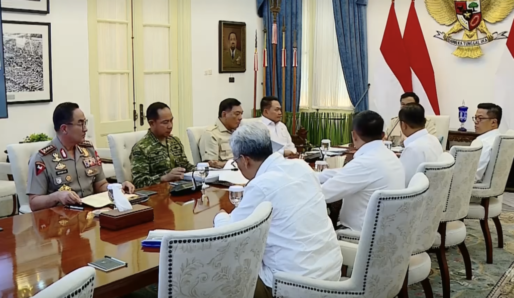 Jajaran pemerintah mengikuti rapat penanganan karhutla bersama Presiden Prabowo.