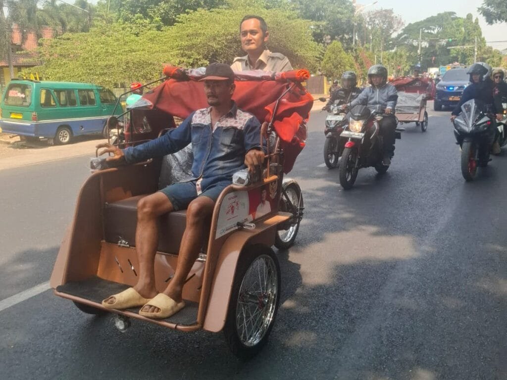 Tegar DPRD Subang hadiri pembagian bantuan Presiden Prabowo berupa becak listrik.