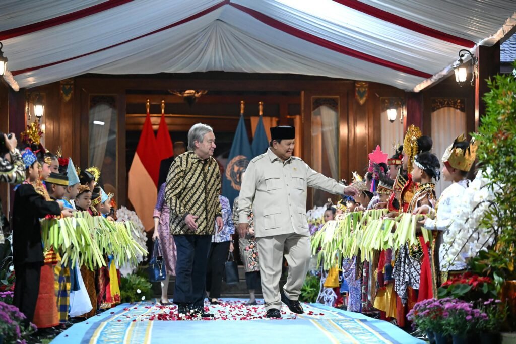 iplomasi multilateral Prabowo bersama Sekjen PBB Antonio Guterres dalam penyambutan budaya di Hambalang.