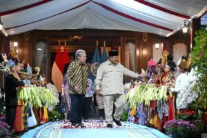 iplomasi multilateral Prabowo bersama Sekjen PBB Antonio Guterres dalam penyambutan budaya di Hambalang.